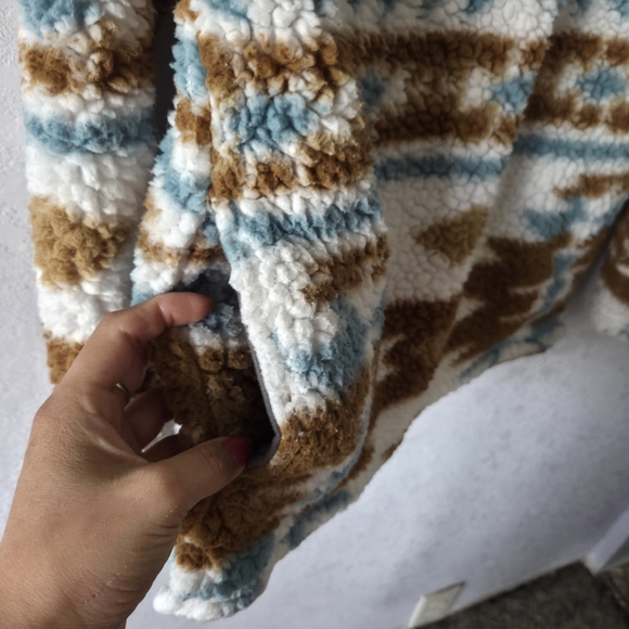 Cozy Sherpa Sweater - White Brown, Blue - Picture 4 of 5